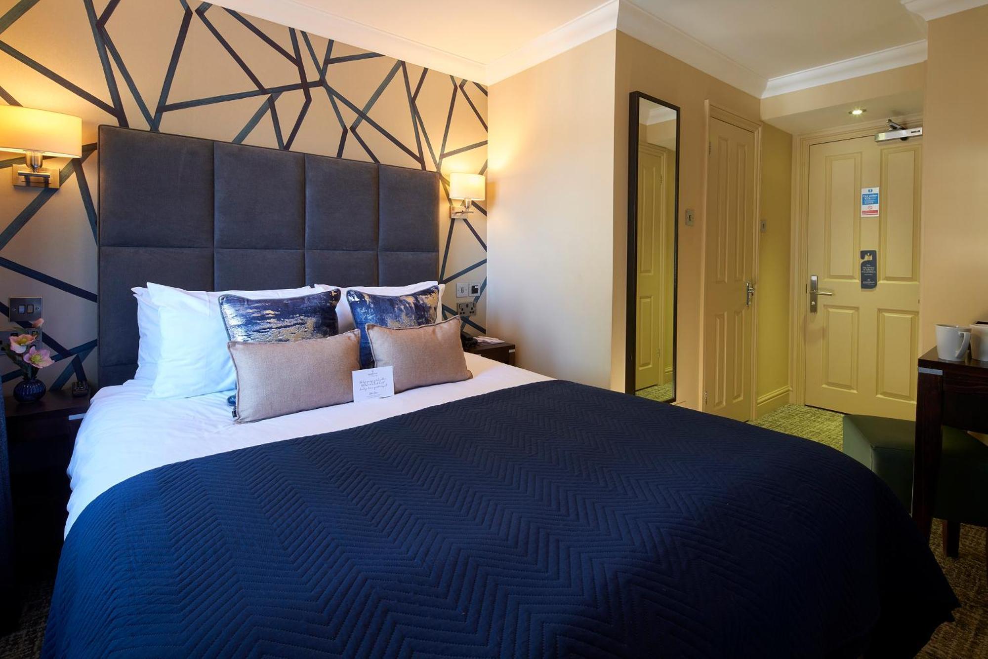 Mandolay Hotel Гилдфорд Екстериор снимка