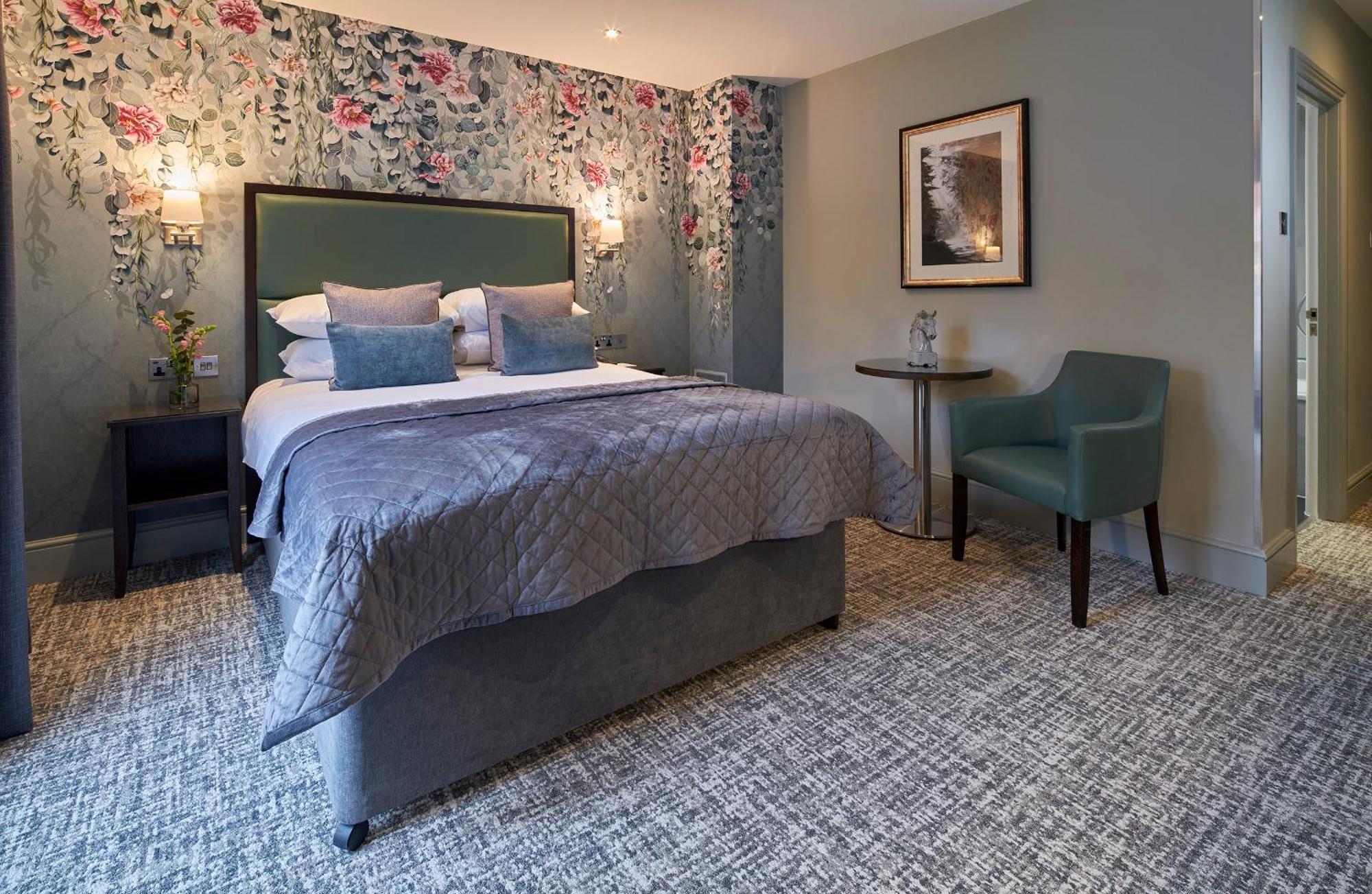 Mandolay Hotel Гилдфорд Екстериор снимка