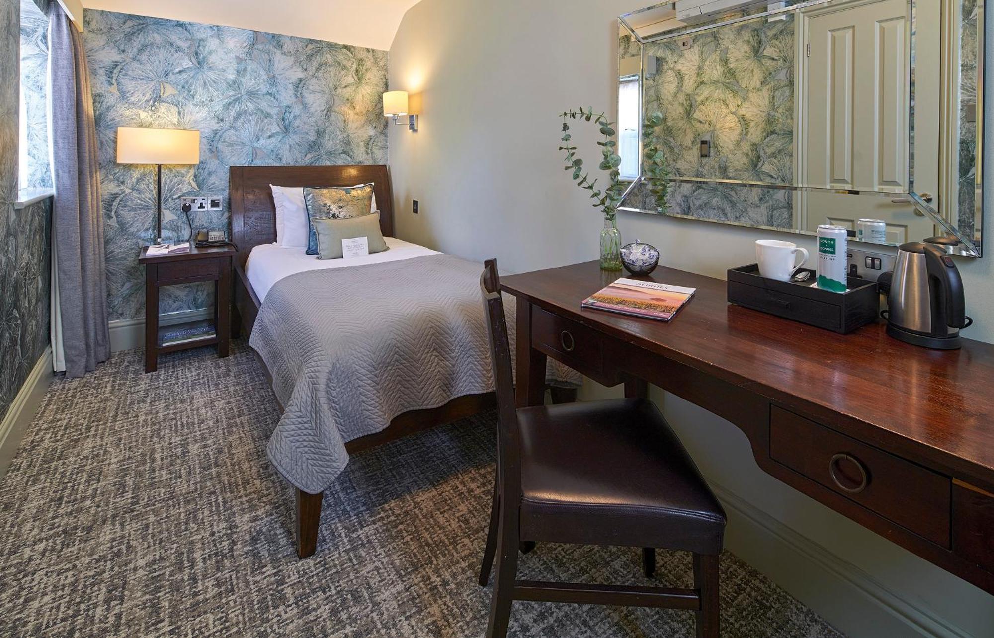 Mandolay Hotel Гилдфорд Екстериор снимка