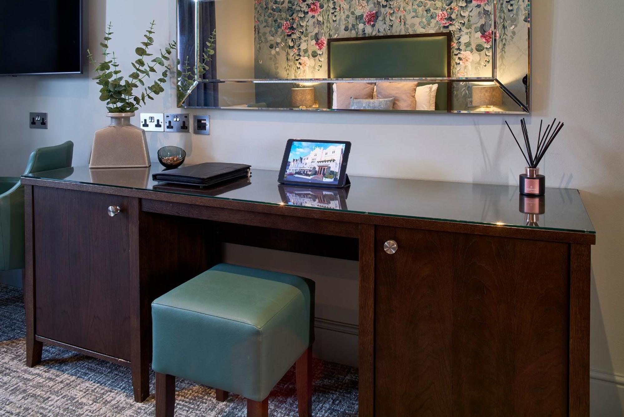 Mandolay Hotel Гилдфорд Екстериор снимка